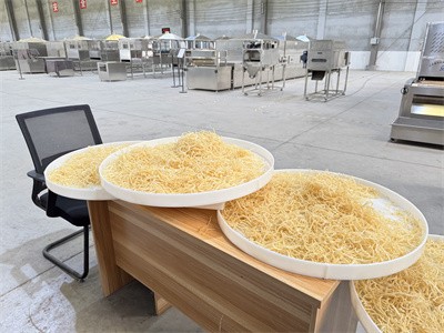 What issues should be noted when using microwave equipment to puff pork skin？